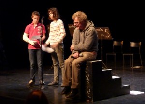 Angèle et Pierre-Louis sur scène avec P. Dorin