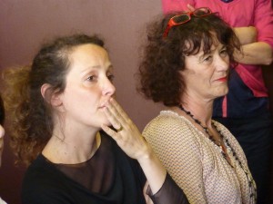 Estelle Savasta et Pascale Grillandini (Postures) découvrent le travail des élèves