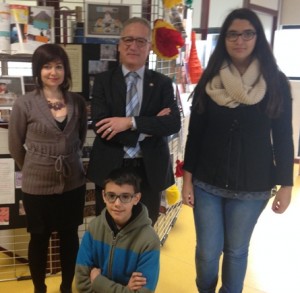 Le consul du Mexique en compagnie de deux élèves de 3e EURO et leur professeur d'espagnol